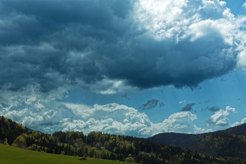 Ciel d'orage &agrave; Villard de Lans pendant la p&eacute;riode de confinement li&eacute;e au Coronavirus