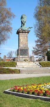Vertikal-Panorama Löwendenkmal Waakirchen