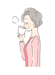 マグカップのコーヒーを飲む女性の横顔
