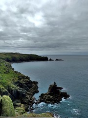 Costa acantilada. Vegetaci&oacute;n que llega al mar. D&iacute;a nublado.