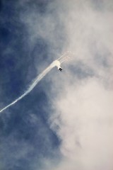 F-16 USAF in acrobazia aerea con flare - obrazy, fototapety, plakaty