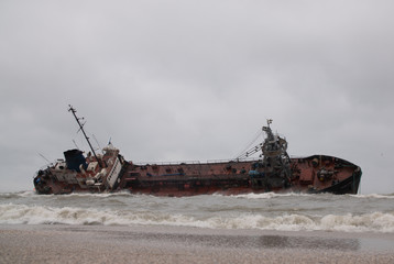 The ship received a hole in the hull and sank near the shore during a storm