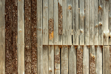 Parede de madeira. Cercado de ripas texturizadas de madeira. Porta e janela de celeiro.