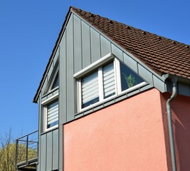 Stehfalz-Metall-Fassadenverkleidung des Dachgeschosses an einem modernen Einfamilienhaus