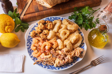 Piatto con fritto misto di crostacei e molluschi ambientato