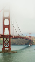 die zwei rotbraunen Pfeiler der Golden Gate Brücke im Nebel