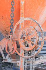 Nahaufnahme von einem orangenem Betonmischer auf der baustelle