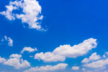 Obraz na płótnie Canvas White clouds cumulus floating on blue sky in beautiful weather