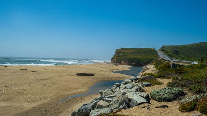 ein Sandstrand mit Wasserlöchern an der Hauptstraße