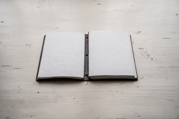 Leeres Lederbuch, Tagebuch auf altem weissen Holztisch