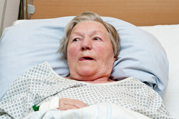 Alte Frau im Krankenbett