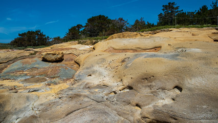 braunes und gelbes Gestein verschmolzen zu beeindruckenden Felsen