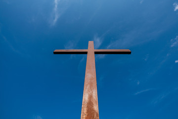 Kreuz, Gipfelkreuz mit blauem Himmel im Hintergrund