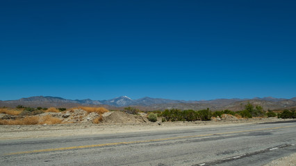 Fototapeta na wymiar eine karge Wüstenlandschaft an einer Straße in Amerika