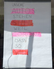 Plakat im Fenster einer Fahrschule: 