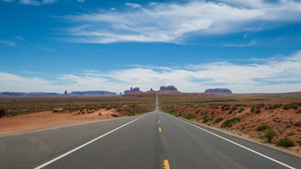 Fototapeta na wymiar Weitsicht auf das Monument Valley von einer endlos langen Straße