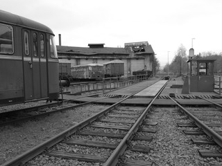 Drehscheibe mit historischen Schienenfahrzeugen