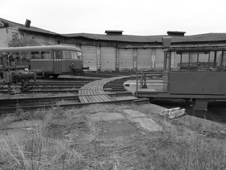 Drehscheibe mit historischen Schienenfahrzeugen