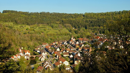 Fototapeta na wymiar herrlicher Blick von oben auf Luftkurort Wildberg im Schwarzwald an sonnigem Frühlingstag