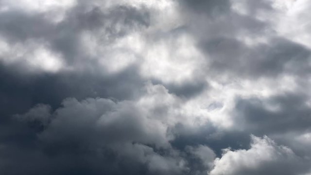 左から右に流れる雲 層積雲 曇天に太陽の光 タイムラプス