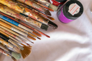 Obraz premium Paintbrush placed on a white cloth, Art Education, Learning to the 21st century, Stem studies.Selectively focus on specific points and blur in the image.