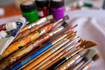 Obraz premium Paintbrush placed on a white cloth, Art Education, Learning to the 21st century, Stem studies.Selectively focus on specific points and blur in the image.