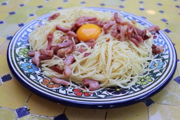 Assiette de pâtes spaghettis à la carbonara - Département du Rhône - France