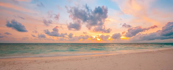 Zelfklevend Fotobehang Zalmroze Zee zand hemel concept, zonsondergang kleuren wolken, vreedzame horizontale banner als achtergrond. Inspirerend natuurlandschap, prachtige kleuren, prachtig landschap van tropisch strand. Strand zonsondergang, zomervakantie