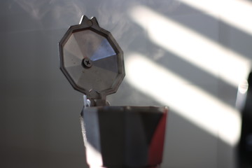 Cafetera italiana haciendo café