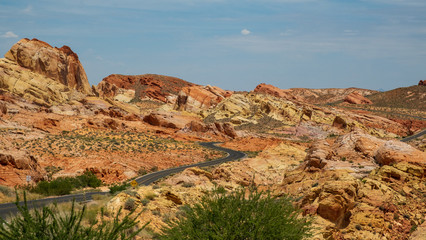 Ausblick auf die Straße und das bunte Gestein an einem Aussichtspunkt 