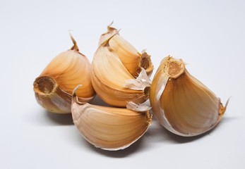 Bawang putih dengan latar belakang putih