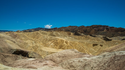 die gewellten Felsformationen am Zabriskie Point