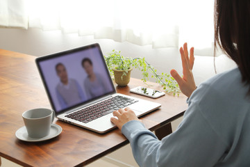 ビデオ通話でオンライン帰省を楽しむ女性