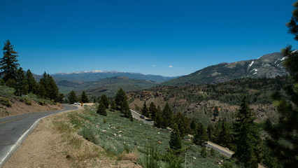 Obraz premium eine beeindruckende Landschaft mit schneebedeckten Bergen der Sierra Nevada