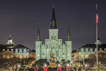 Overlooking New Orleans' Jackson Square and St. Louis Cathedral at Night - obrazy, fototapety, plakaty