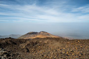 die vulkanische Landschaft mit einem Krater auf dem Teide