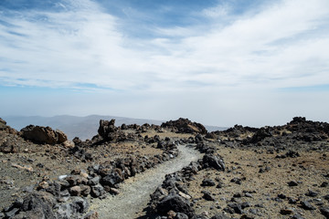 Fototapeta na wymiar ein steiniger Wanderweg auf dem Teide