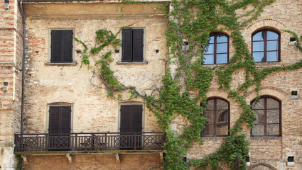 Fototapeta na wymiar Ancient Residential Facade in Firenze, Italy
