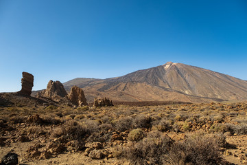 die wüstenähnliche Landschaft des Nationalpark Teide