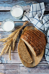 Fototapeta na wymiar Wholegrain rye bread with glasses of milk