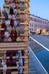 Tessuti appesi nel centro di Reggio Emilia