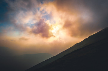 Obraz premium Cloud formation at sunset over the mountain ridge
