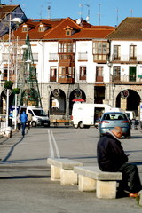 Jubilado sentado en el coronavirus miedo y distancia social