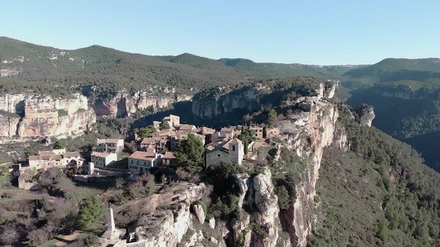 Plano a&eacute;reo del pueblo de Siurana en el interior de la provincia de Tarragona. Una ma&ntilde;ana tranquila y soleada iluminan un paisaje de monta&ntilde;a y vegetaci&oacute;n mediterr&aacute;nea. 