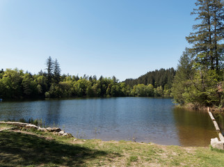 Naturpark Südschwarzwald. Herrliche Natur und wunderschöne Bergsee mit Ufer von dunklen Tannen oberhalb Bad Säckingen in Baden-Wüttemberg