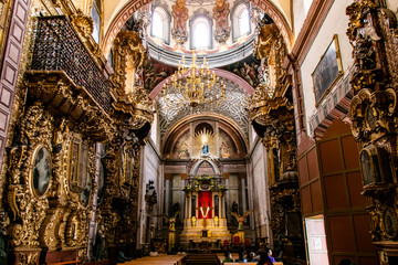 Fototapeta na wymiar Interior de un templo católico