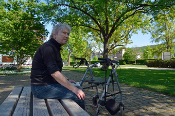 seniorin mit rollator im park