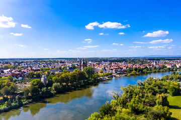 Fototapeta premium Widok z lotu ptaka; Ogród klasztorny z bazyliką św.Marcelina i Piotra, dawne opactwo benedyktynów Seligenstadt, Hesja, Niemcy,