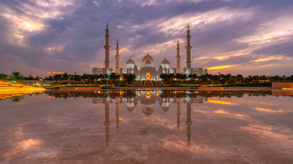 Obraz premium Sheikh Zayed Grand Mosque and Reflection in Fountain at Sunset - Abu Dhabi, United Arab Emirates (UAE) 
