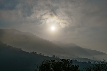 Luz de Amanecer en las Monta&ntilde;as con Neblina